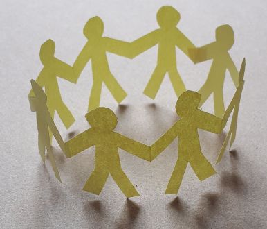 Zirkuläre Liste als Menschenkette veranschaulicht