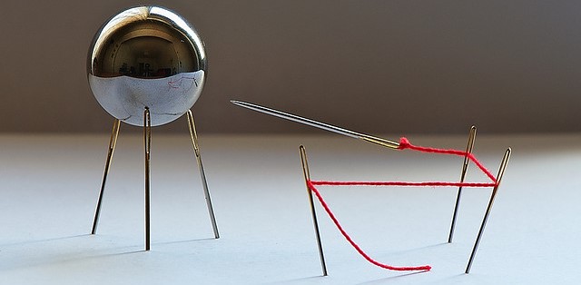 magnetisierte Nadel wird von einer Kugel angezogen
